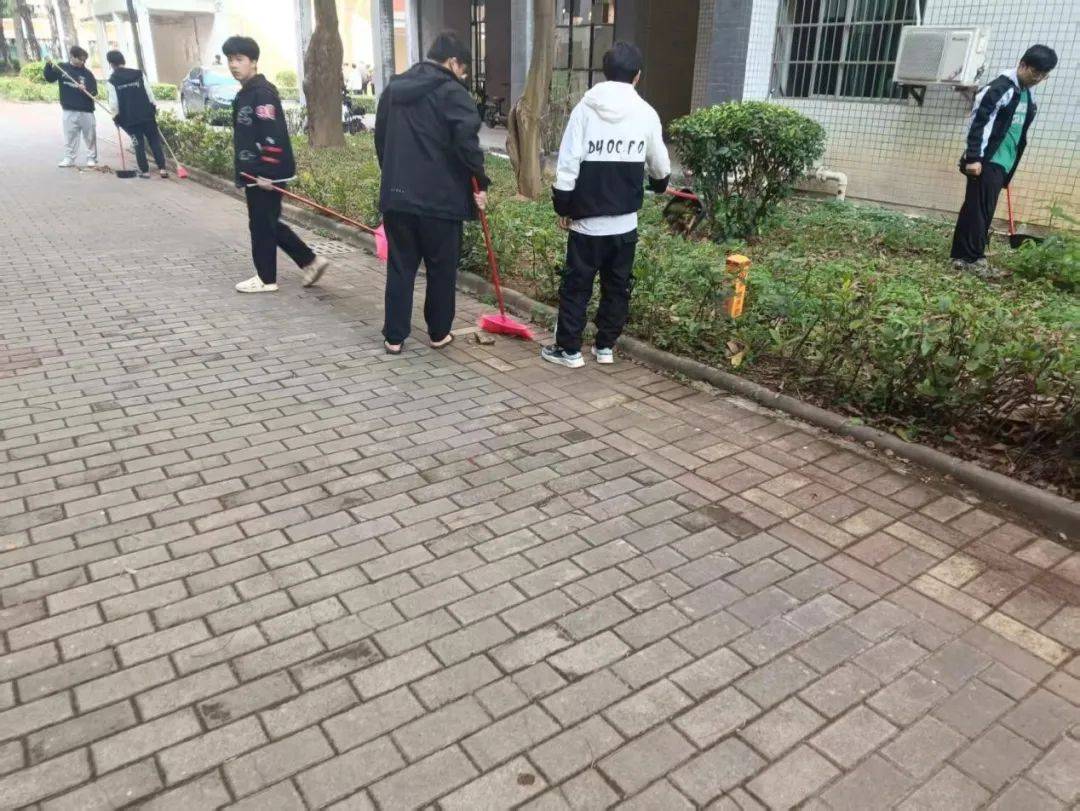 信息工程学院清扫校园公共卫生