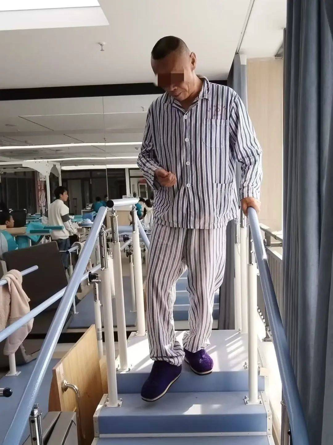 又叫半身不遂或中风,是指同一侧上下肢,面肌和舌肌下部的运动障碍,是