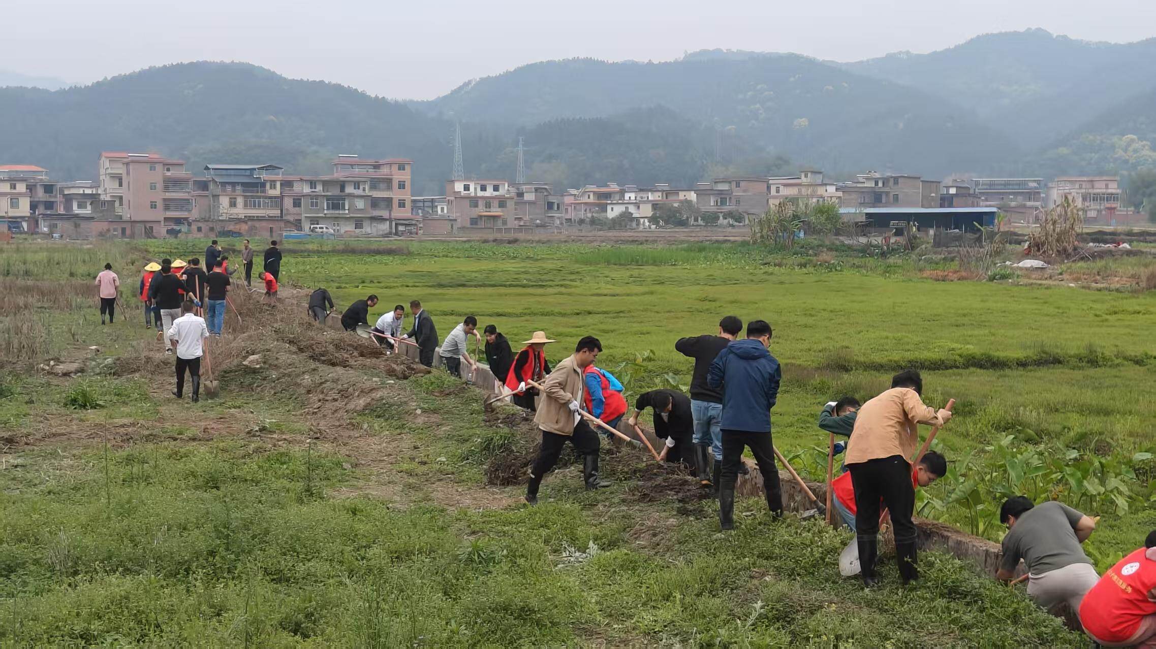 清远连山:清淤疏浚助春耕,小三江镇退役军人展风采