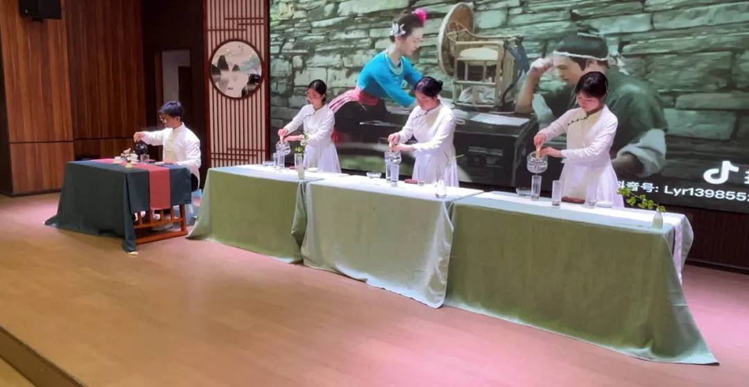 泛亚电竞如何让黔茶香飘世界？湄潭中职校里嘉宾各抒己见(图2)