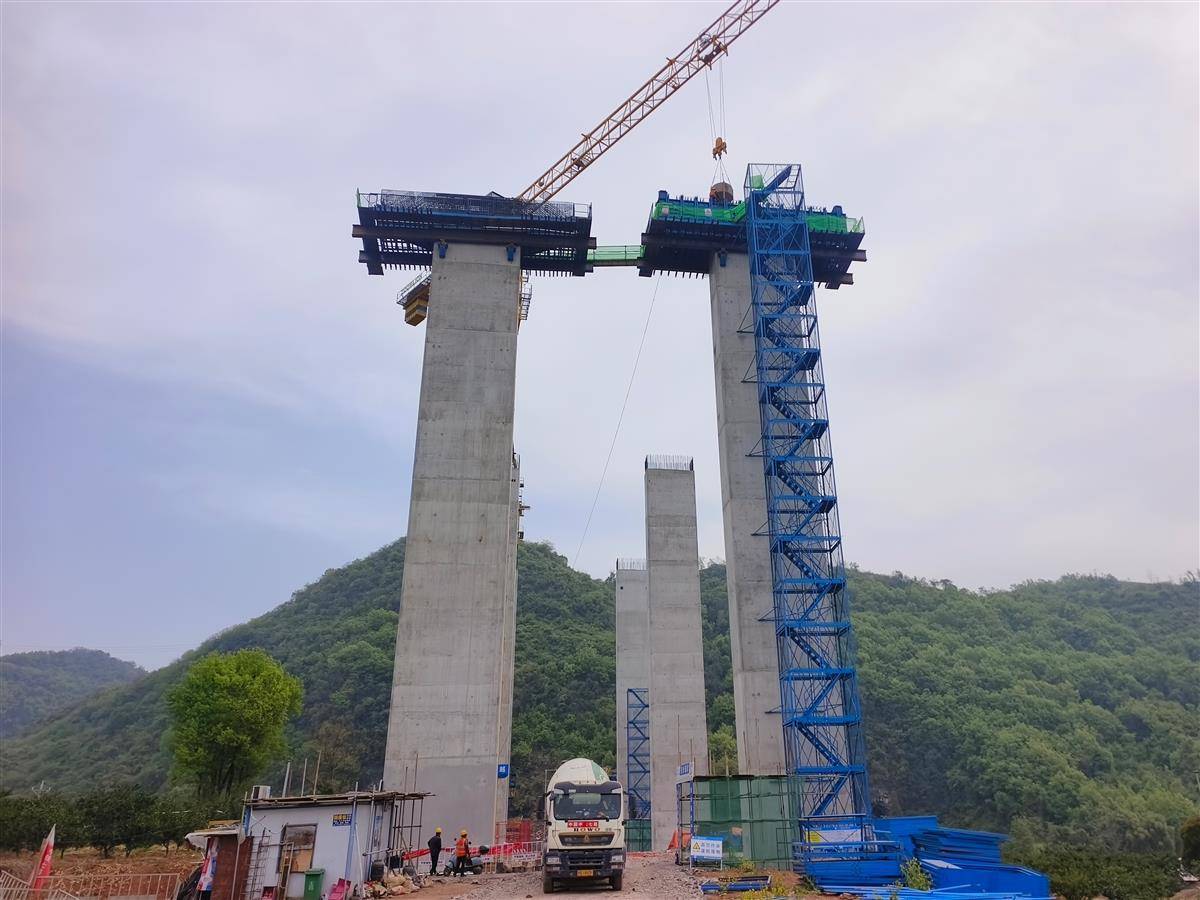 襄宜高速公路汉马岗大桥首个盖梁顺利浇筑完成