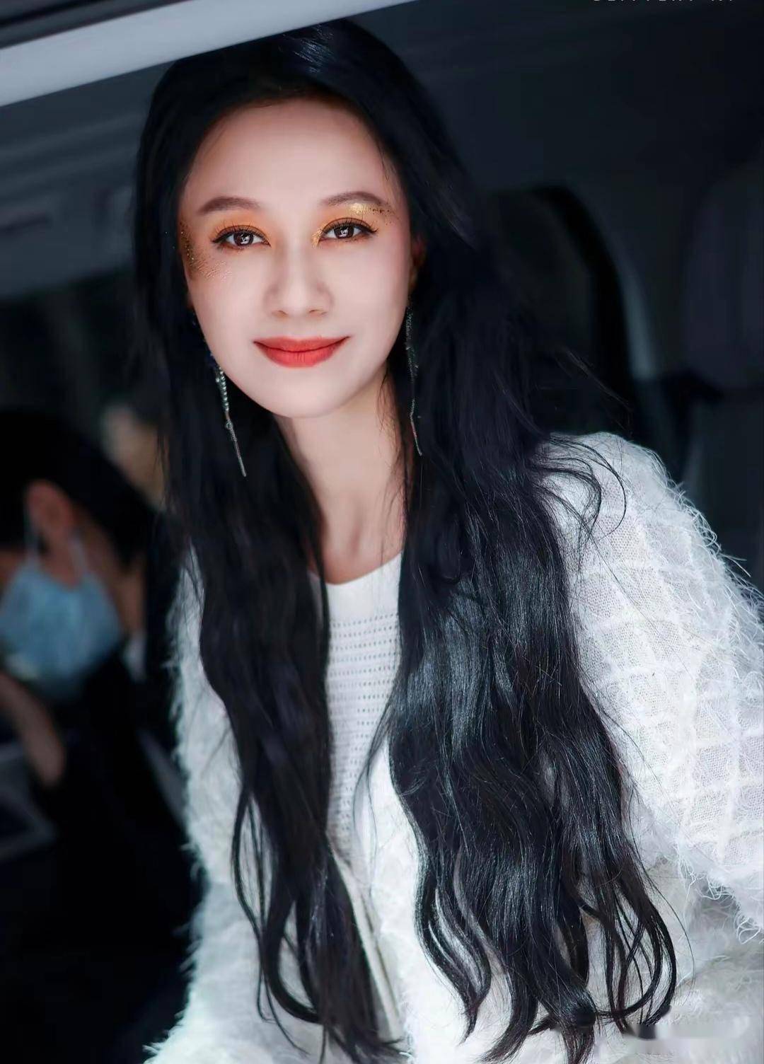 "祝无双"倪虹洁46岁状态佳,特会穿,一身牛仔毫不费力把美定格