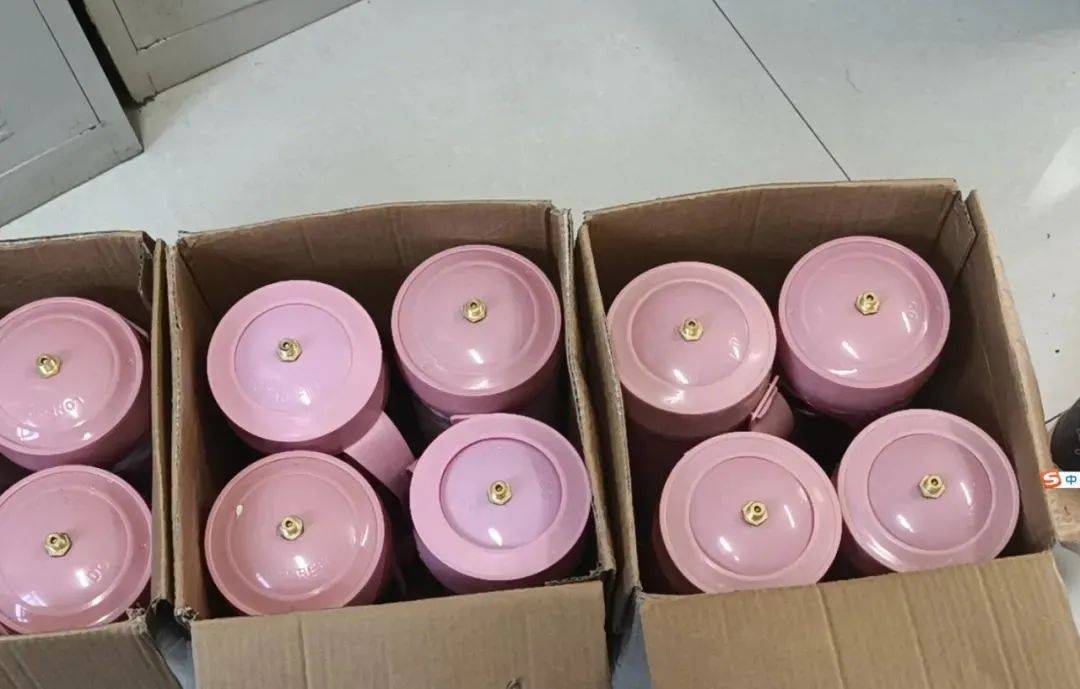 00后小伙携13瓶"笑气"主动投案自首