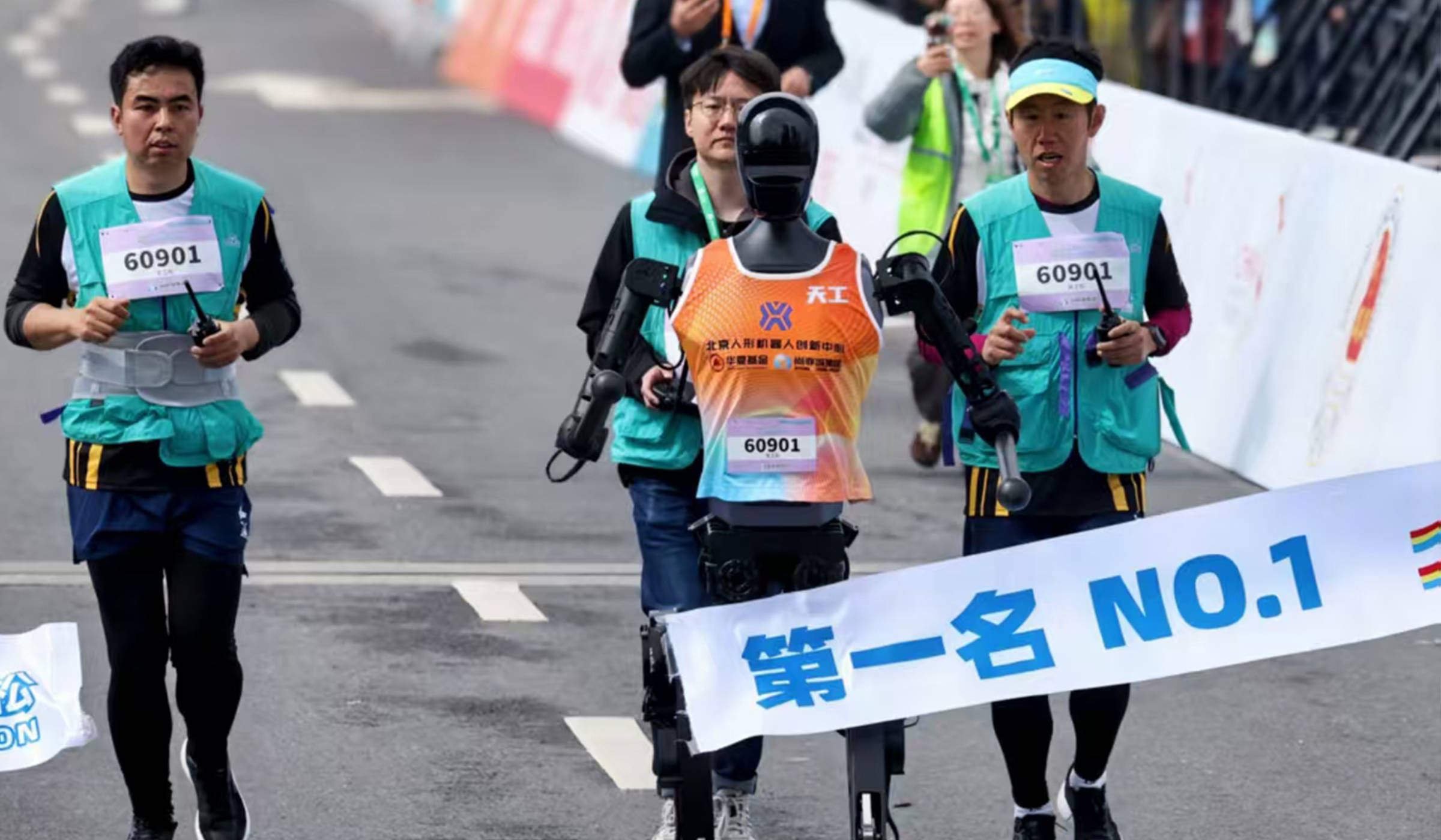 全球首个“人机半马”比赛刷屏，2035年人形机器人市场规模超4000亿元｜钛媒体AGI_马拉松_中国_创新中心