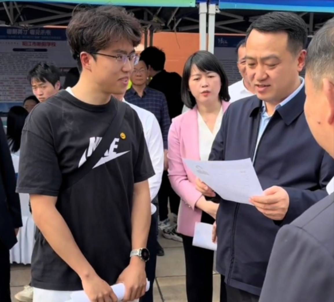 对话向市长自荐找工作的大学生：没有博眼球，临近毕业感受到就业压力，想为自己争取一个机会