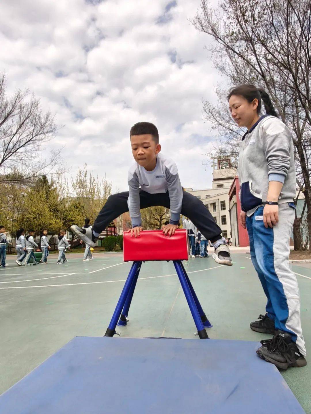 到现代运动场的器械训练,跳马始终是培养爆发力的经典动作