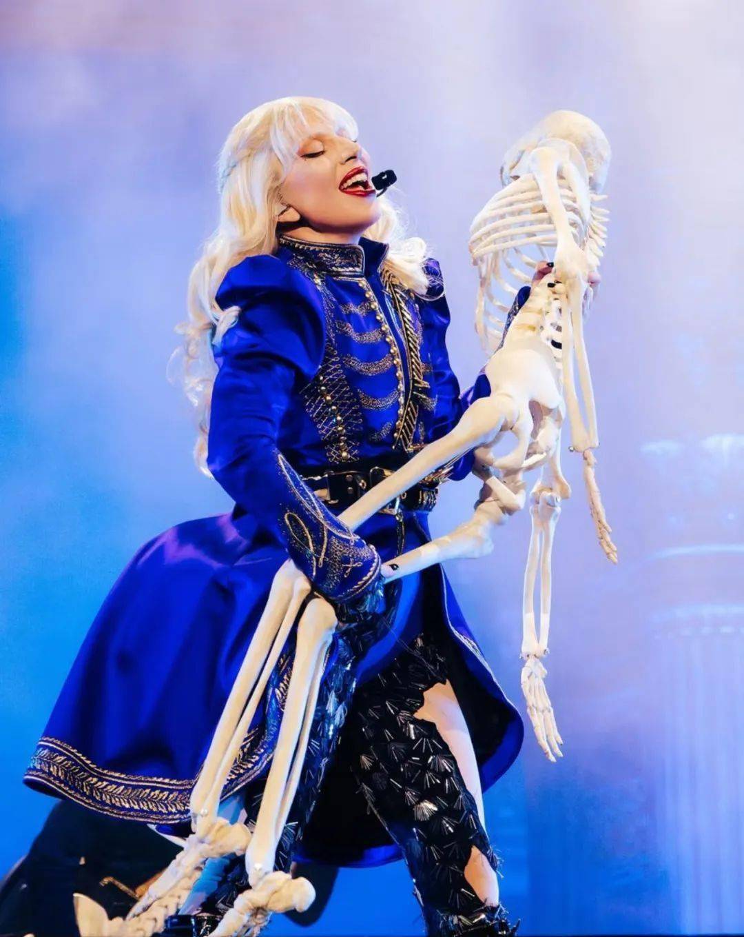 科切拉舞台再度“封神”，只有Lady Gaga才能“怪”得毫不违和_搜狐网, image size:1080x1359