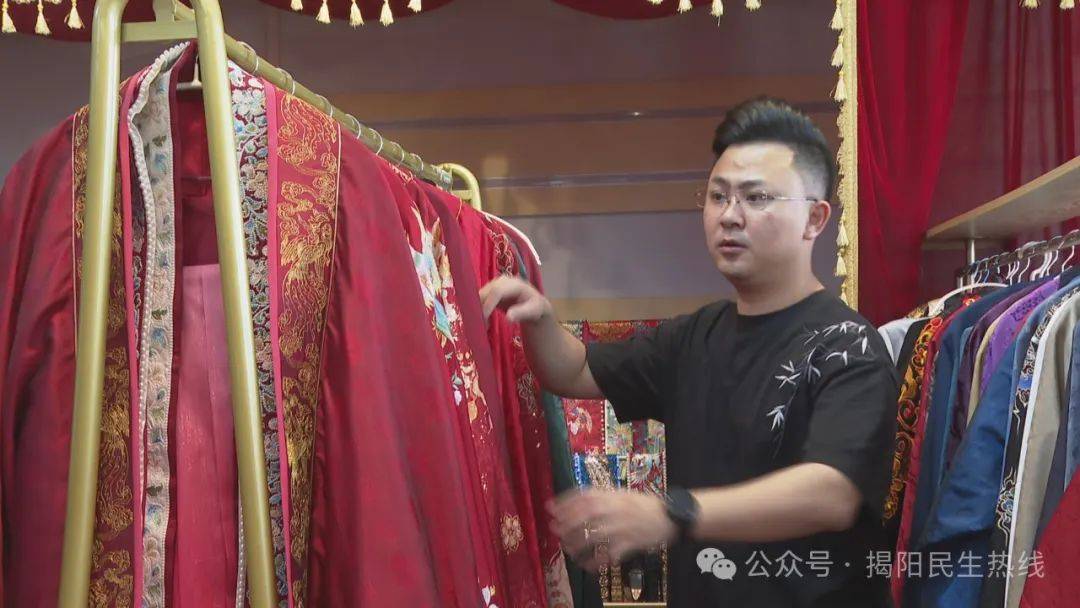 多款婚纱礼服 彰显婚俗新风(图1)