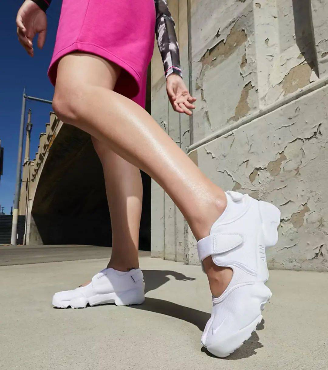 早在2016年nike 就推出过一款主打夏天穿搭的 air rift breathe采用
