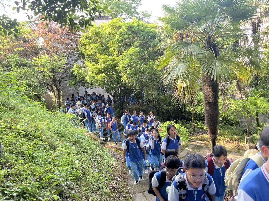 黄山新教育学校七八年级开展本学期第2次状元远足活动