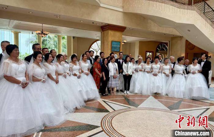 香港50对长者夫妇拍婚纱照重温爱情(图1)