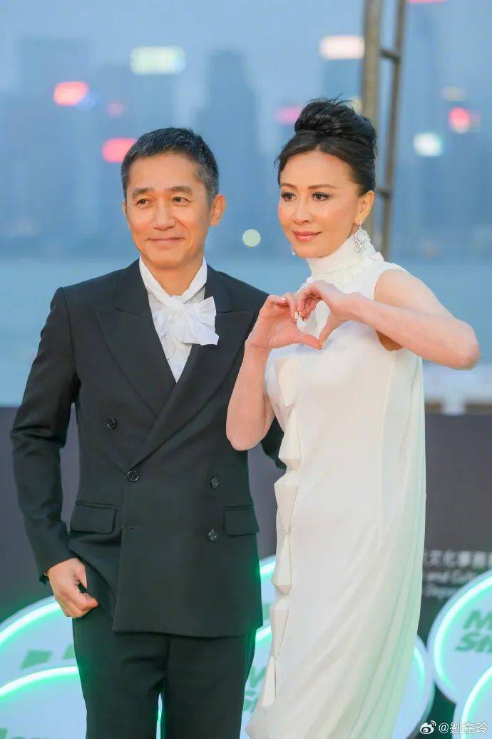 刘嘉玲连发10多张梁朝伟照片：他都不知道自己帅！头发白了也不肯染（刘嘉玲梁朝伟头像）