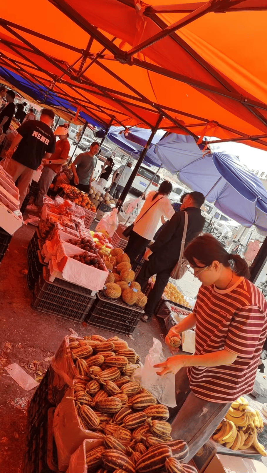 形容批发市场热闹
