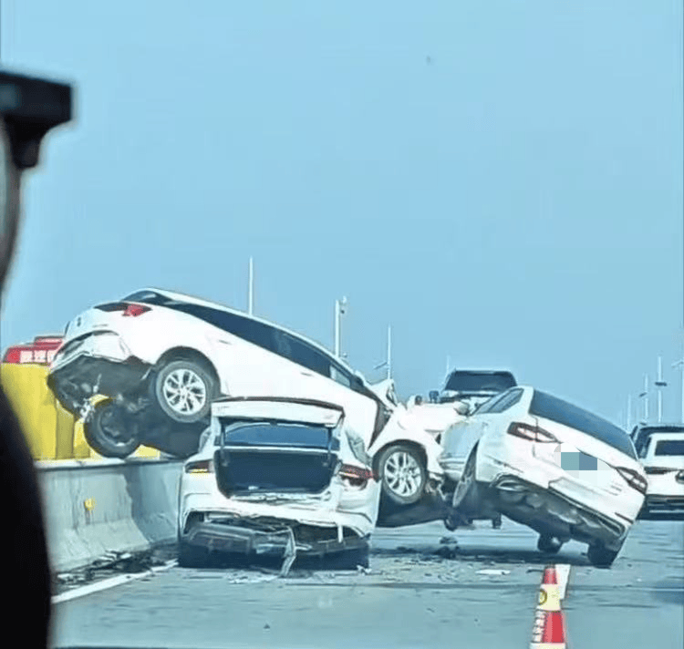 高速变道致连环车祸，白车“骑”隔离栏压住另一车，交警回应