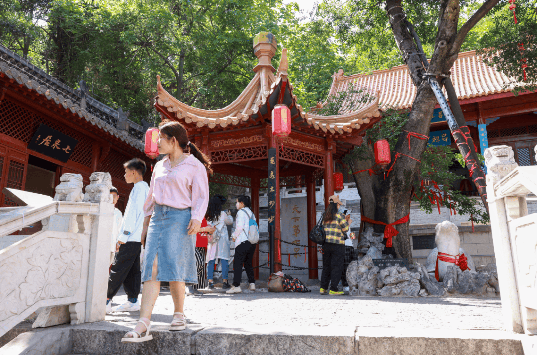 "五一"首日 白乳泉风景区游人如织