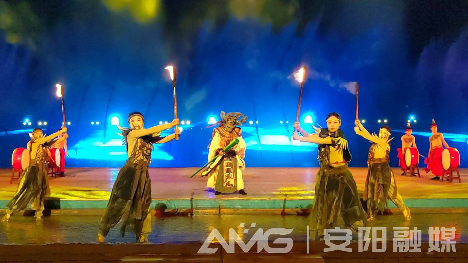 实景演出观众席“光影声电交织”的视听盛宴丨大型实景行浸式演艺《洹溯·大邑商》持续上演