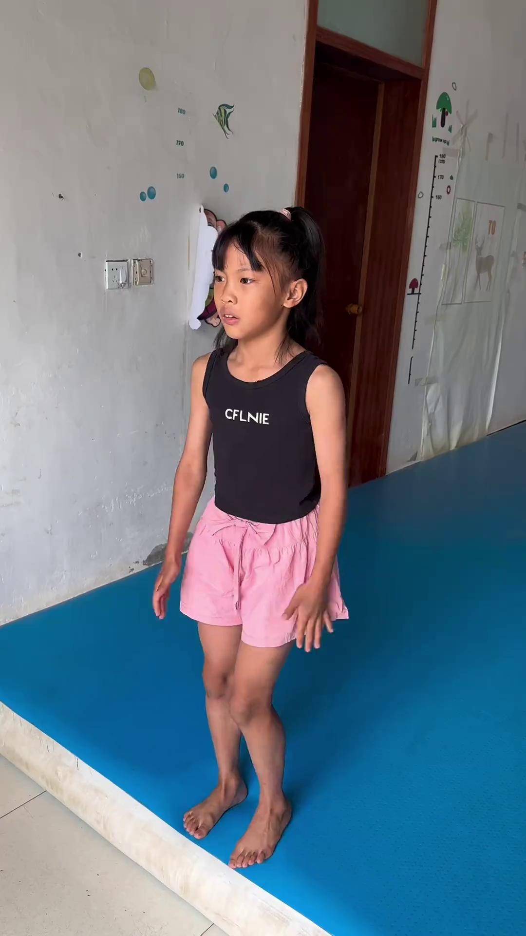 运动女孩 运动小健将 一气合成 大家数数多少个翻跟头 带娃