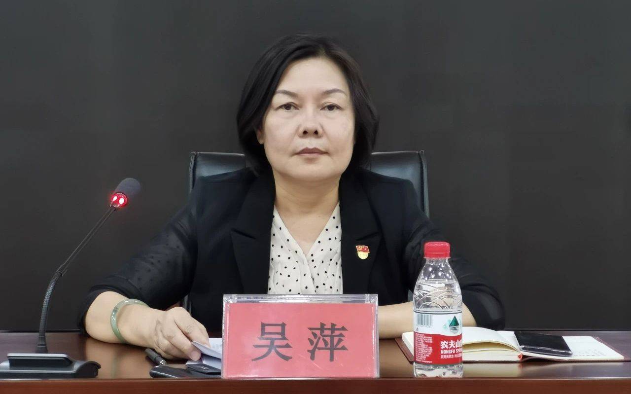 市教育局局长，要求下属跨省帮其女儿操办婚礼