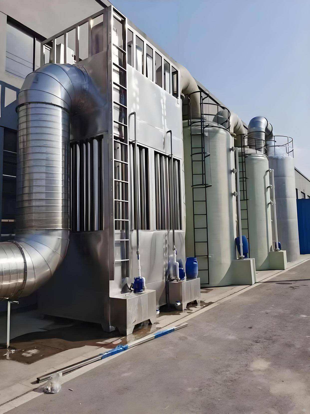 你可能在工厂的烟囱旁边见过一些庞大的设备,它们很多就是静电除尘器