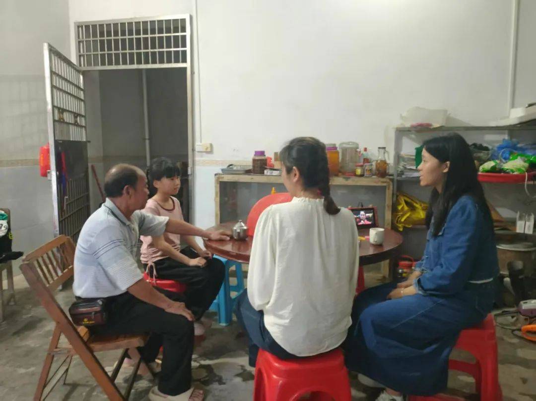 武平县中堡中心学校:情暖乡间路 家访润童心