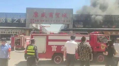 突发！昆明官渡区一商贸城发生火灾，现场冒出大量黑色浓烟！