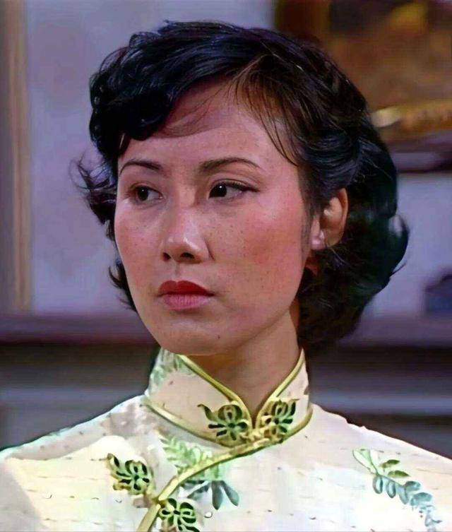 78岁路走不利索，还开演唱会！无儿女的她拼命赚钱，留给谁花?