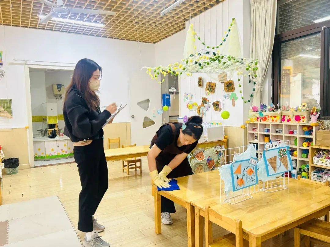 保育员半日跟班活动_幼儿园保育员跟岗交流_幼儿园进餐护理