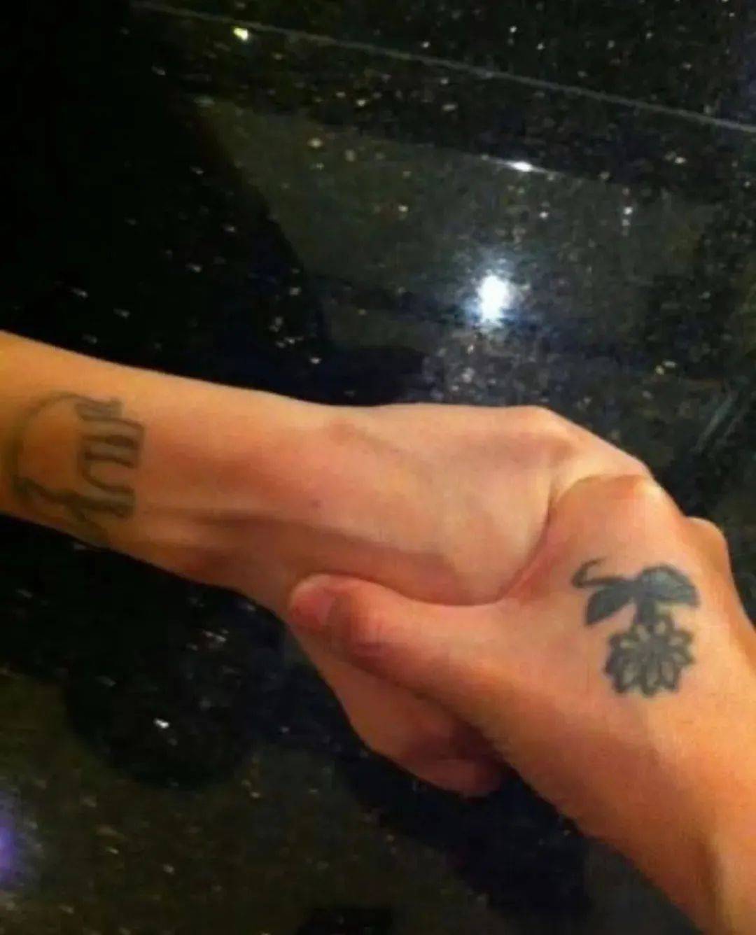 大S去世后小S首次发长文，晒姐妹牵手照