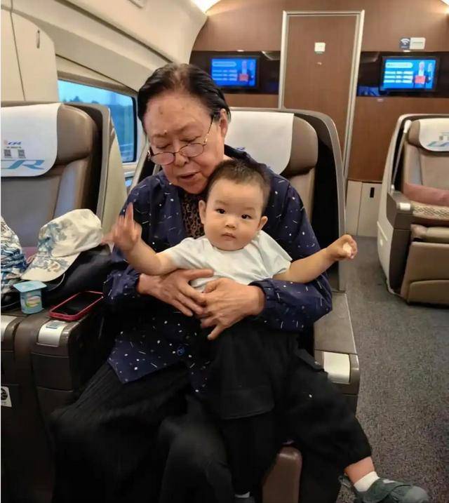 75岁斯琴高娃现状曝光!曾三婚两离,瑞士老公去世后回国养老!