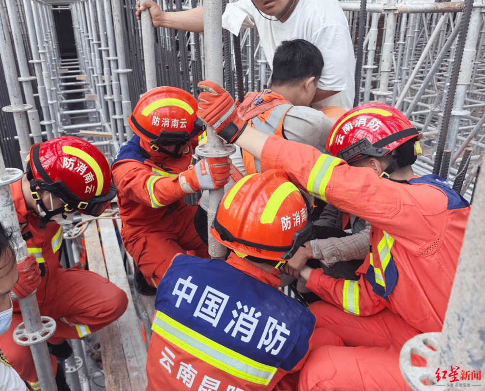 惊险昆明一工人从高凤凰联盟下载处跌落被钢筋穿体工友消防医护多方接力救援…(图2)