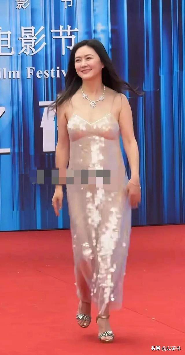 演员田海蓉身材走样：一脸“旺夫相”，变街头大婶，仍然丰润迷人