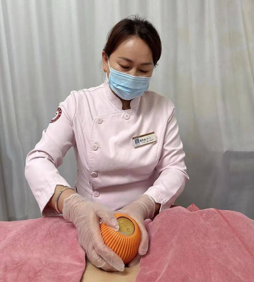 当艾熏盒在脖子的大椎穴和双肩颈峰停留了半个小时后张店区居民李