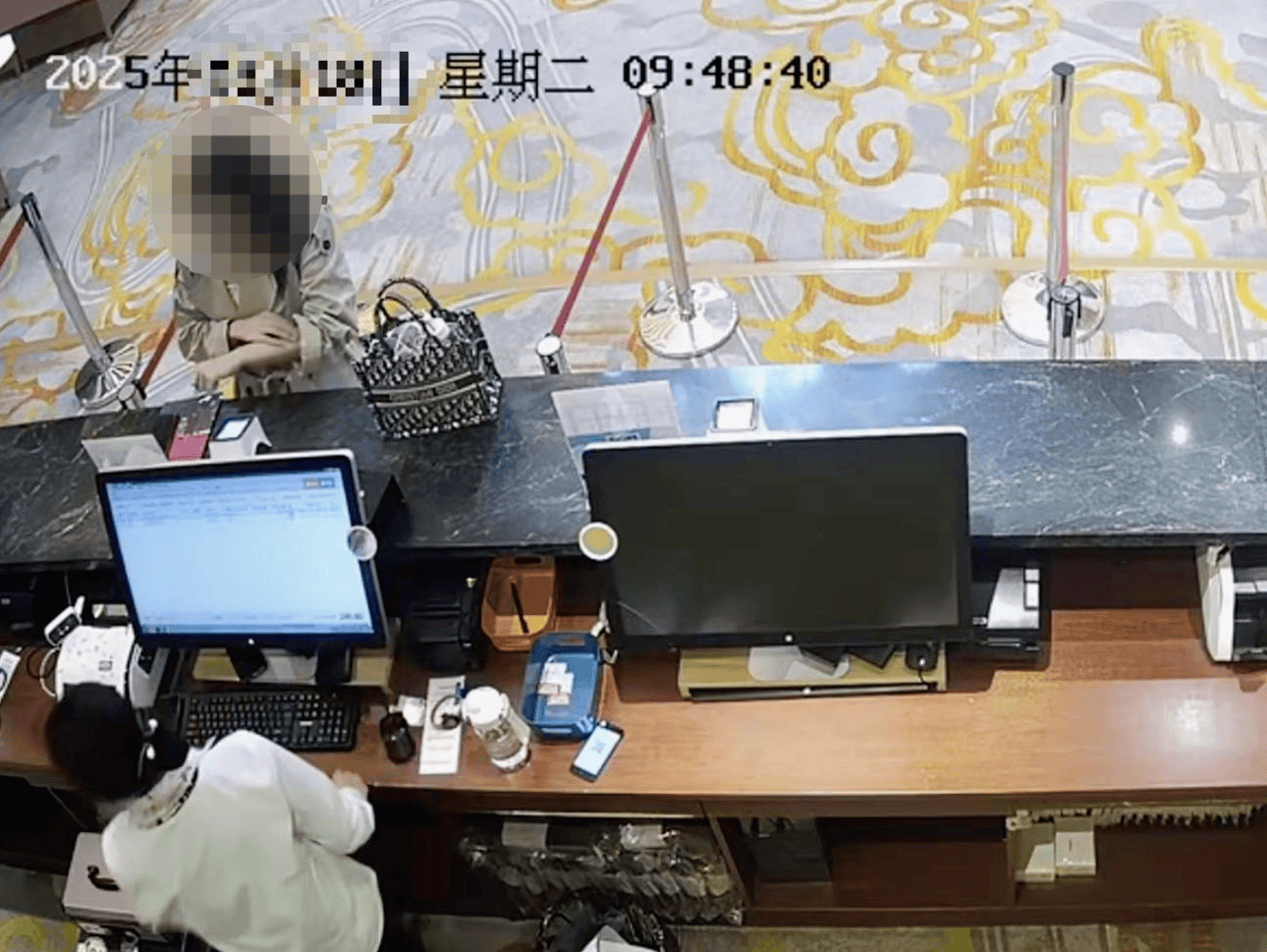 女子在上海旅游一个月住十多家酒店，均称过敏要求退房费 涉嫌寻衅滋事罪被刑拘（上海住一天酒店多少钱）