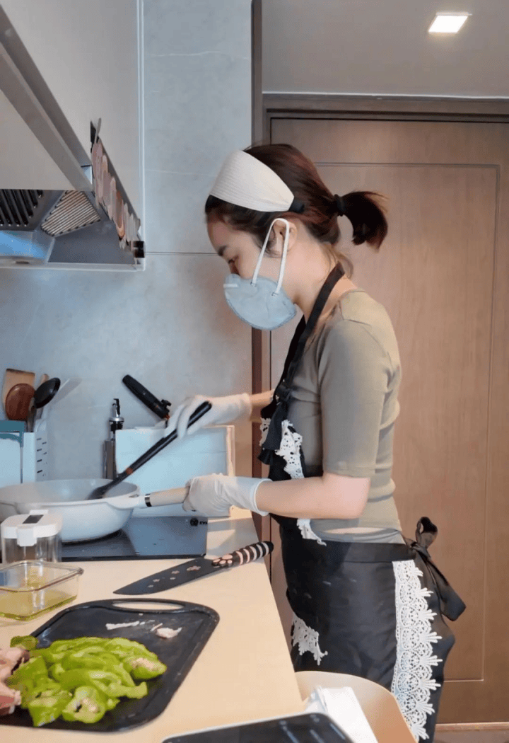 穿瑜伽裤上门做饭月入2万女子最新回应：不是为了流量6686体育(图1)