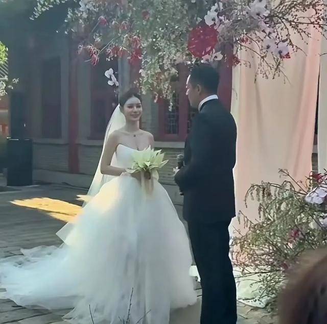 汪小菲父亲出席婚礼，大佬范十足全程笑脸，对马筱梅这儿媳很满意