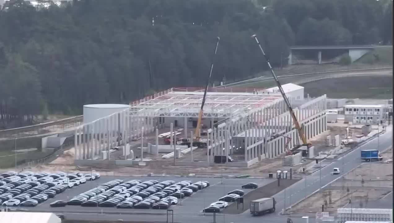 特斯拉柏林工厂启用无监督自动驾驶运输技术