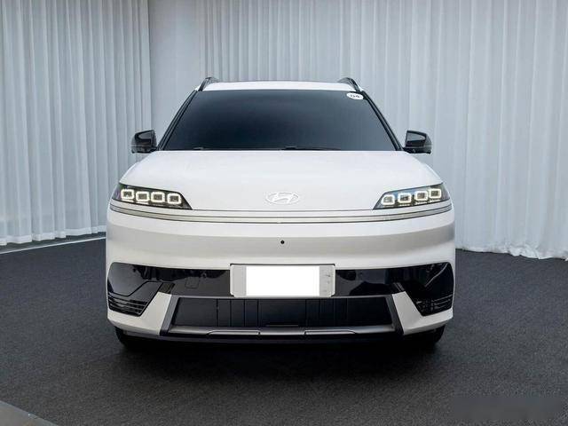 现代首款纯电SUV亮相！或不超13万起，外观炫酷动感，续航超700Km