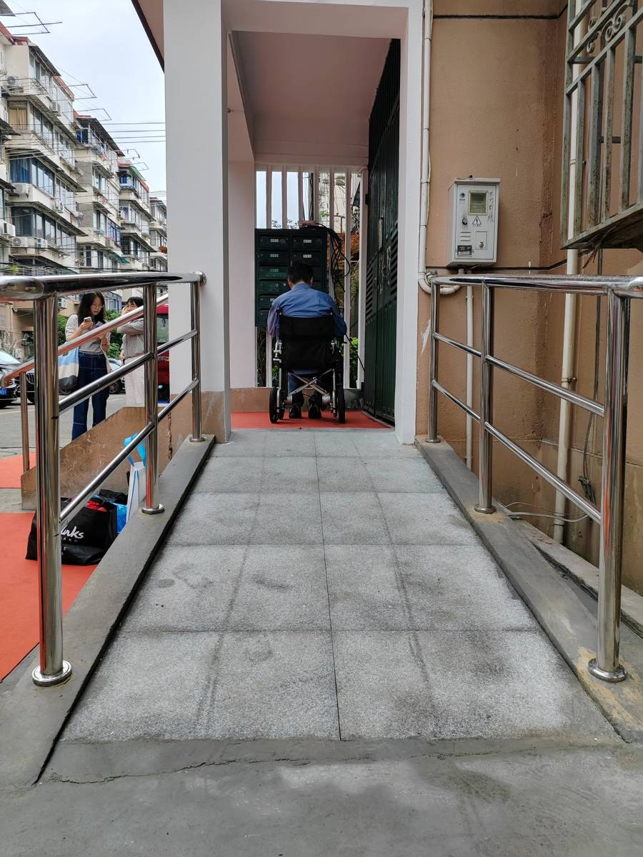 杨浦长海路街道出台老旧小区无障碍坡道建设指南,铺就残疾人"暖心路"