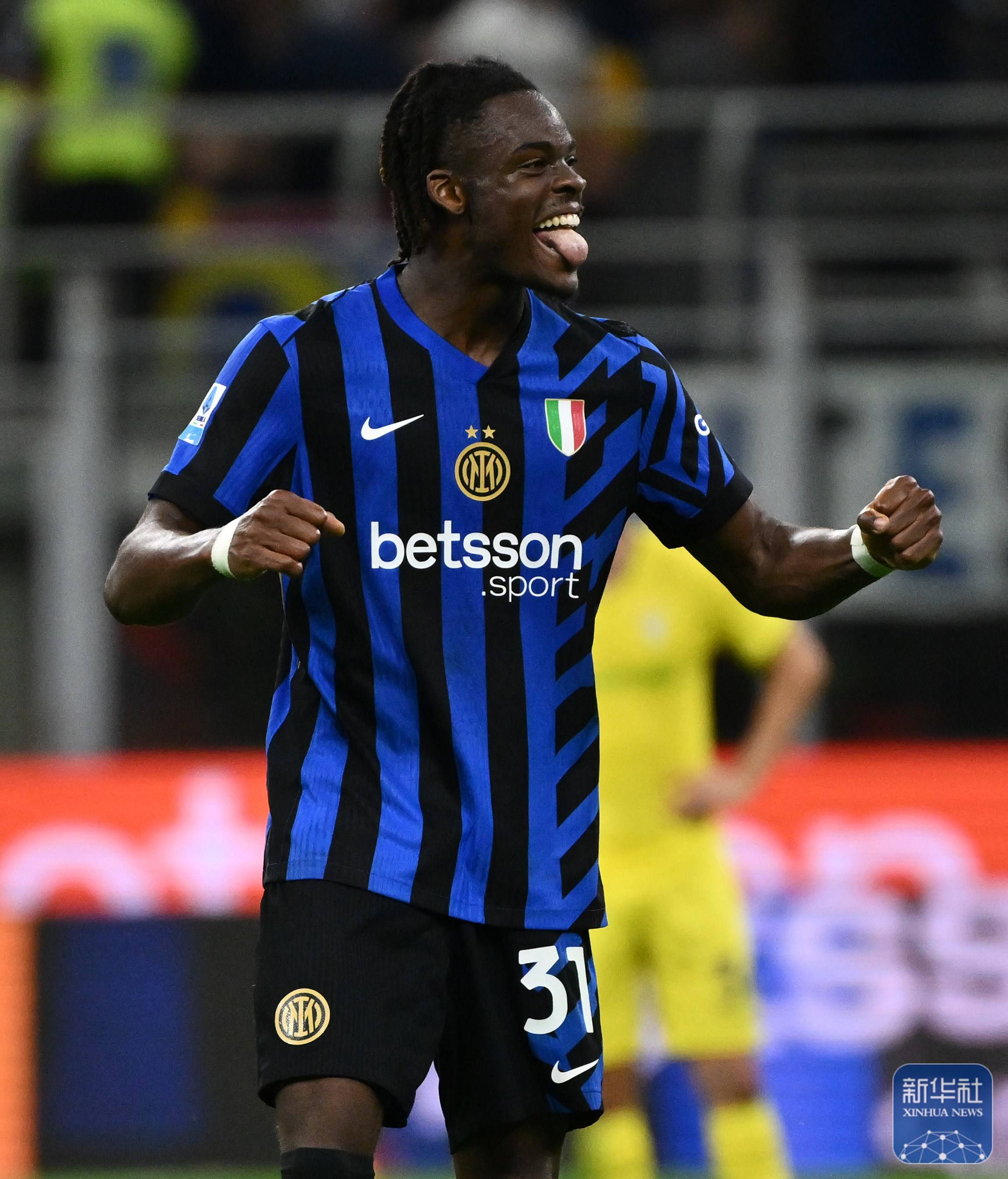 与拉齐奥队球员伊萨克森在比赛中拼抢