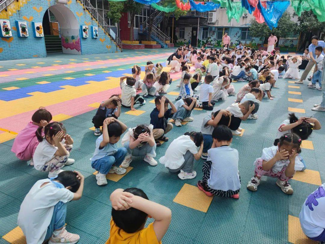 防震减灾 安全"童"行 我矿幼儿园开展地震应急疏散演练