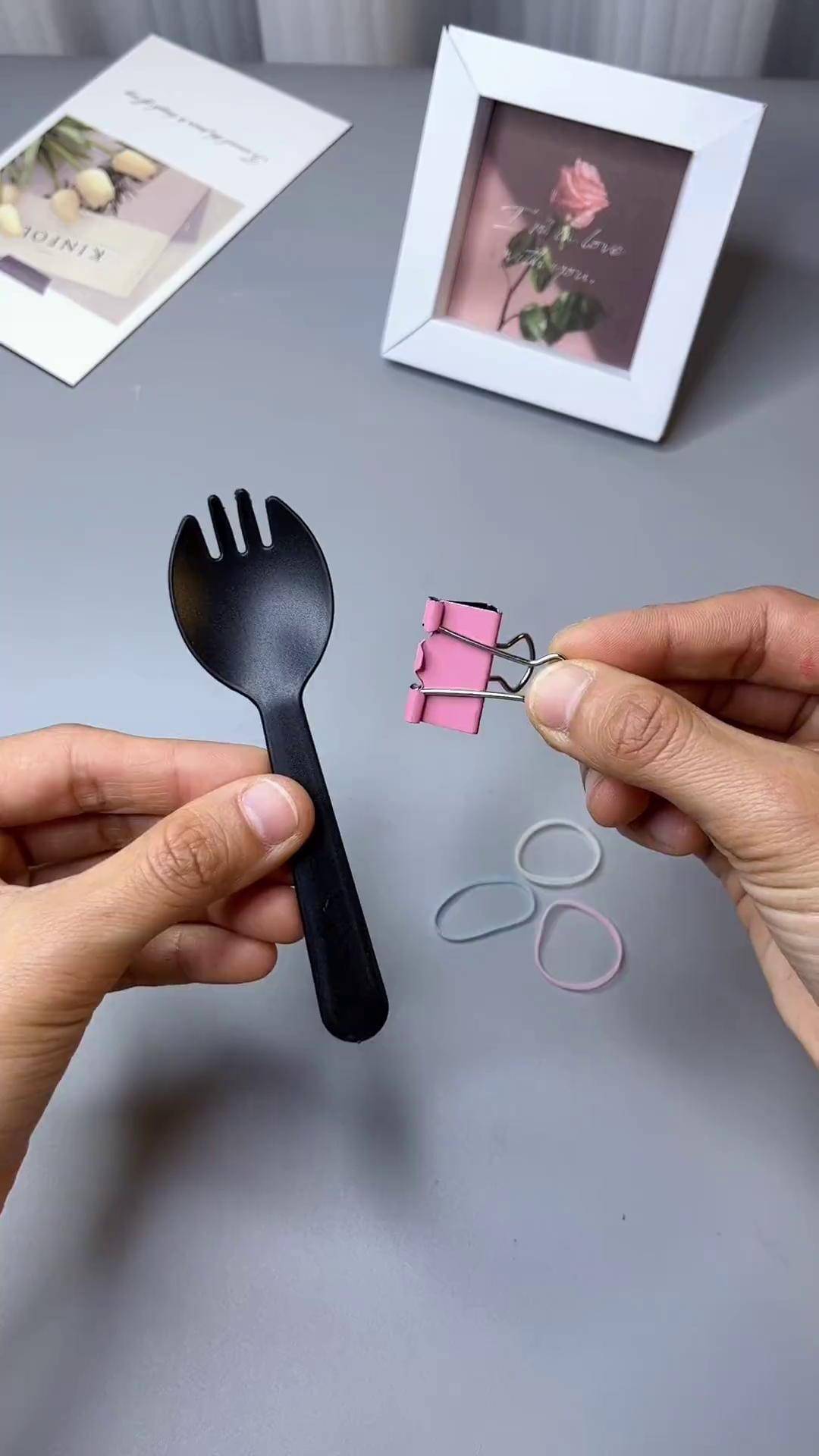 只要有叉子和燕尾夹,就能做出好玩的皮筋发射器,特别简单,快来试试