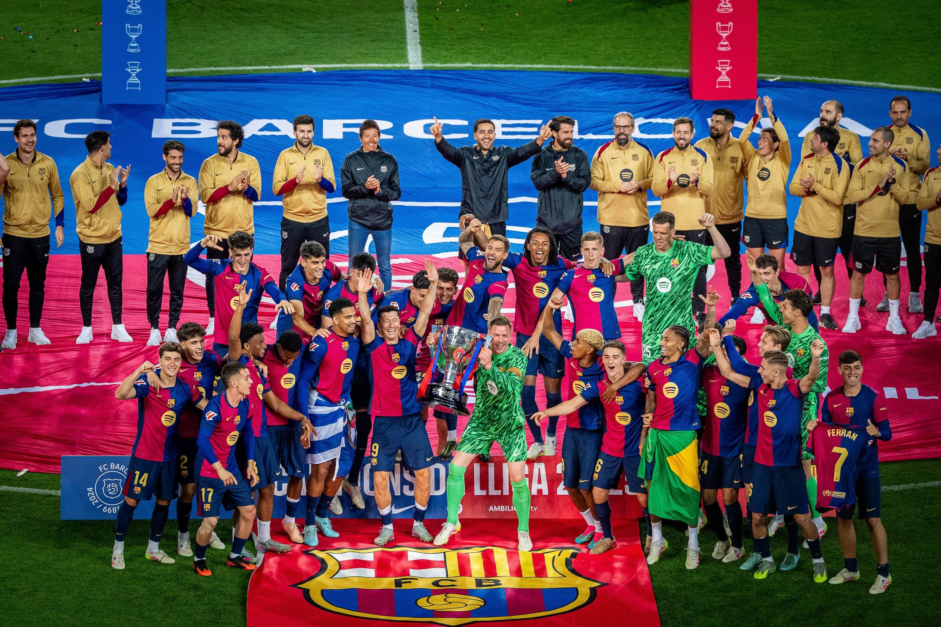 冠军壁纸来了!巴萨全队捧起西甲奖杯,佩德里手拿费兰球衣