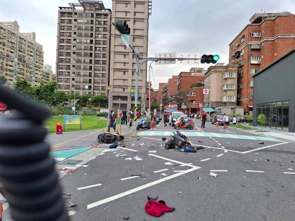 台湾一校门口发生车祸致3人死亡,78岁司机疑似醉驾