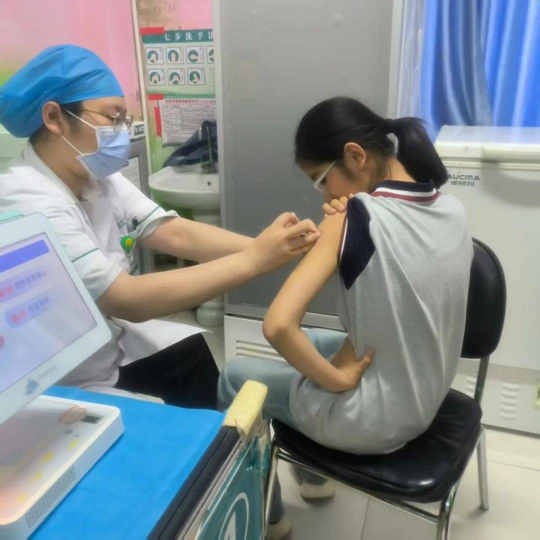 接种_疫苗_女生