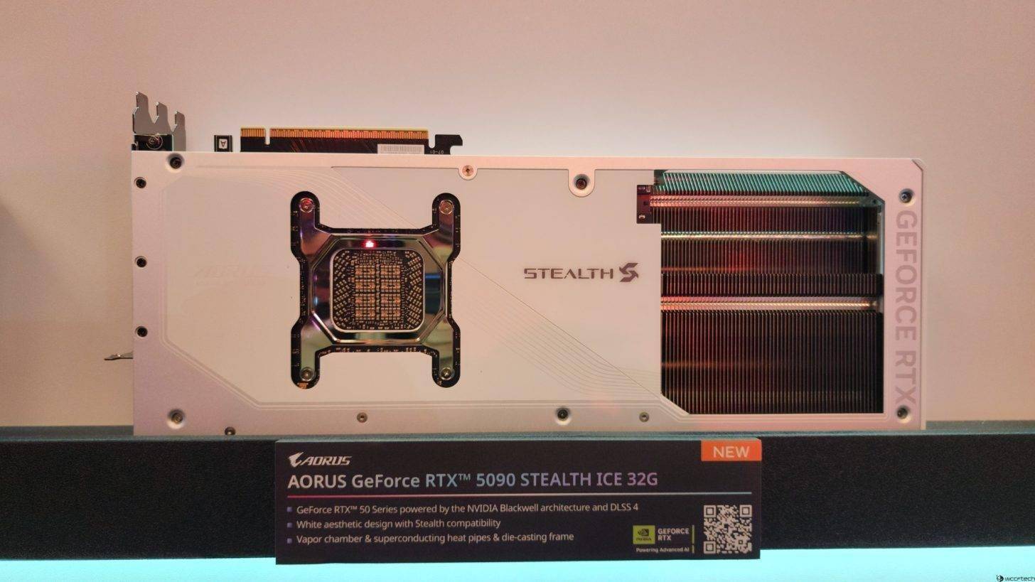 技嘉展示白色 AORUS RTX 5090 Stealth ICE 隐藏供电显卡
