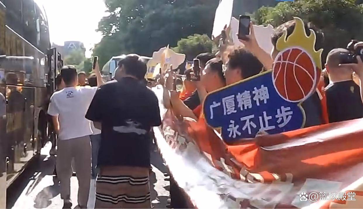 斯基拉：预计孔塞桑、亚伯拉罕将在本赛季结束后离开米兰
