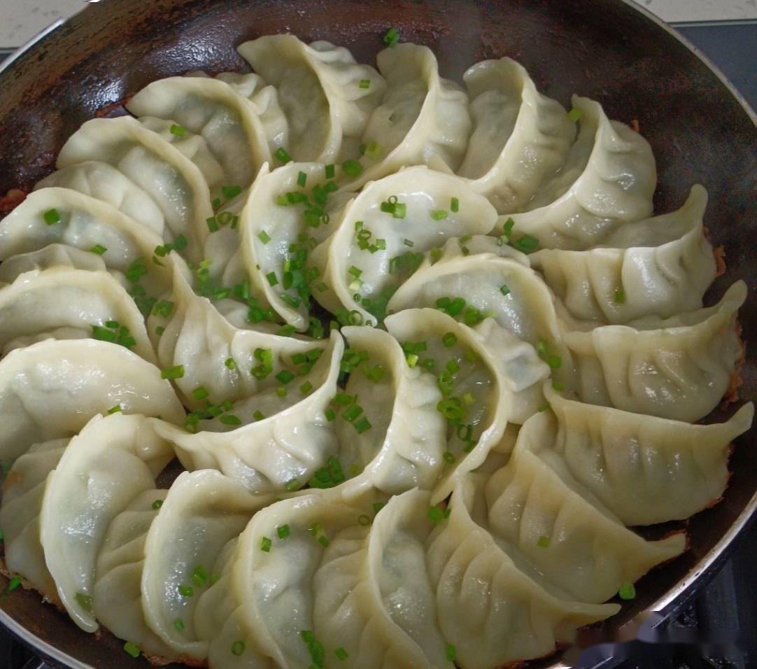 煎饺子老破皮?调面糊时加一物,冰花酥脆零失败,比锅贴还诱人