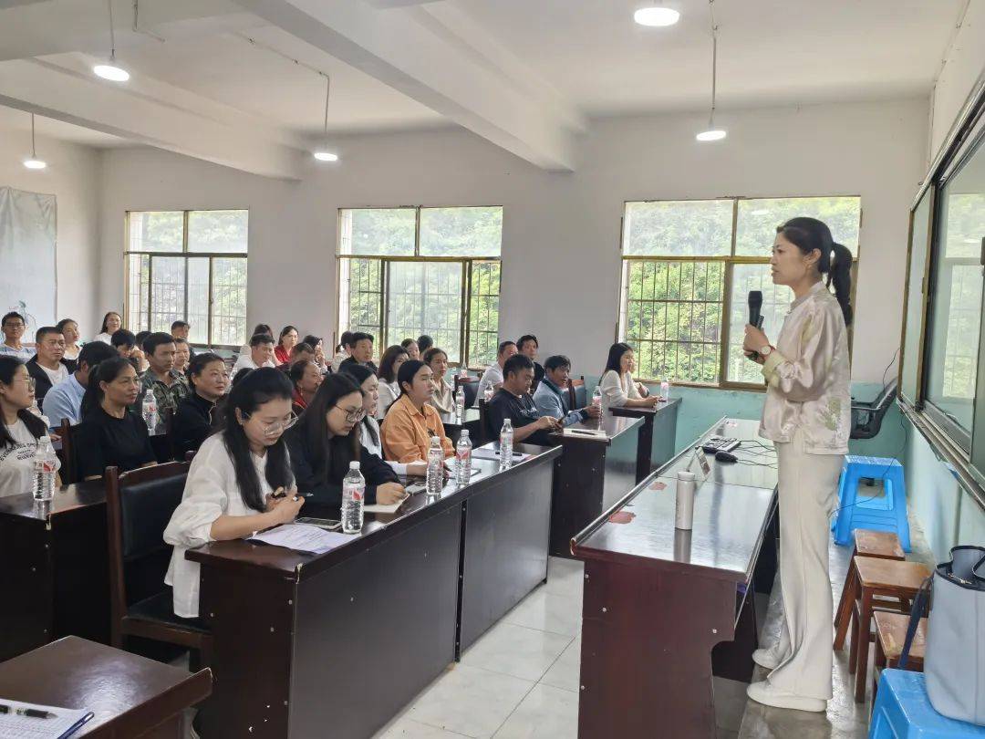 安顺市妇联家庭教育"七进"大讲堂走进普定县化处中学和县第五中学