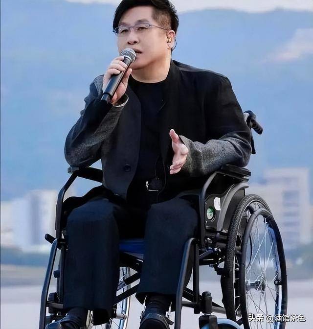 64岁郑智化现状：出行全靠轮椅，妻子对他不离不弃，26岁女儿好美