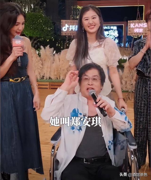 64岁郑智化现状：出行全靠轮椅，妻子对他不离不弃，26岁女儿好美
